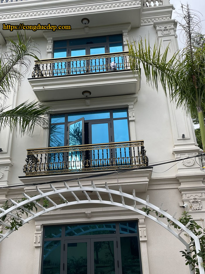 Lan can nhôm đúc bầu cổ điển